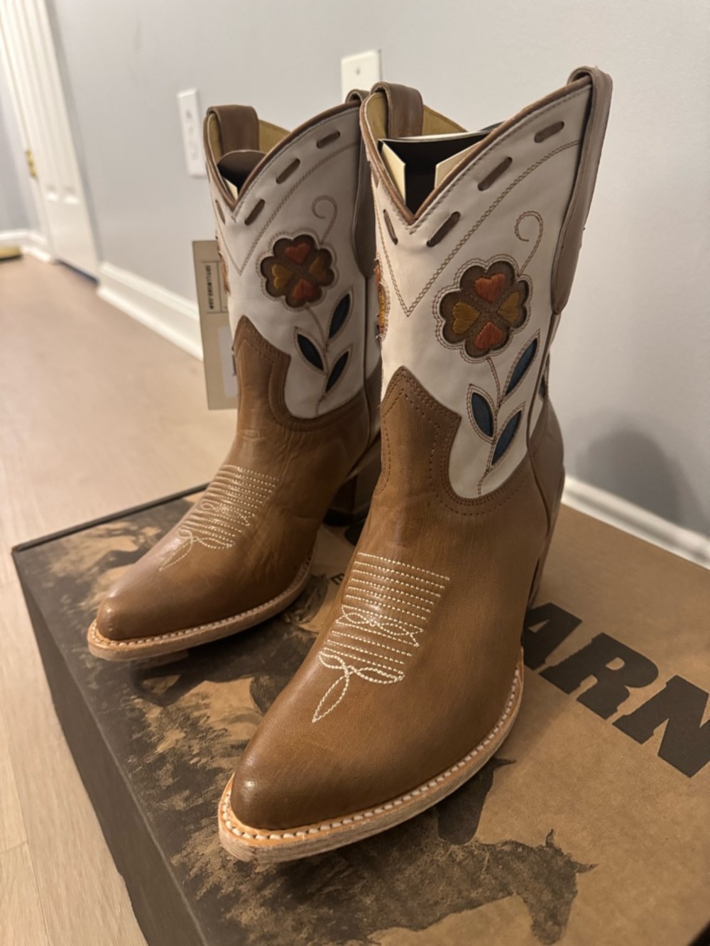 Idyllwind Brand - Women's Brown & Cream Western Embroidered Cowboy Boots - Picture 4 of 5
